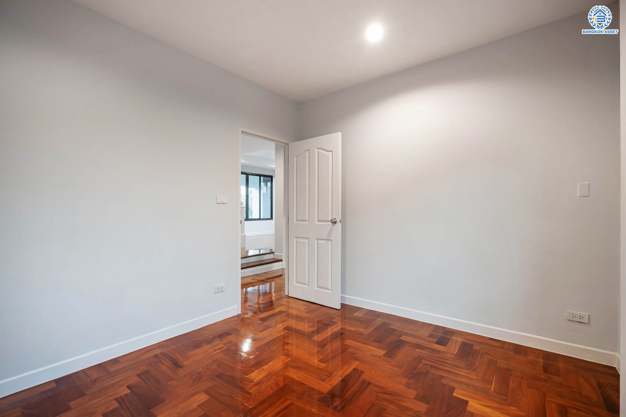 บ้านมือสองตกแต่งใหม่ แบรนด์ LH โครงการ ชัยพฤกษ์ วัดลาดปลาดุก ตอบโจทย์ทุกการอยู่อาศัย เนื้อที่ 106 ตร.ว. พื้นที่ใช้สอยมากถึง 225.5 ตร.ม. ฟังก์ชัน 3 ห้องนอน 4 ห้องน้ำ 1 ห้องแม่บ้าน จอดรถได้ 2 คัน บนทำเลดีที่สุด! ใกล้เซ็นทรัลเวสต์เกต ทางด่วน "กาญจนาภิเษก" และรถไฟฟ้าสายสีม่วง "สถานีคลองบางไผ่"